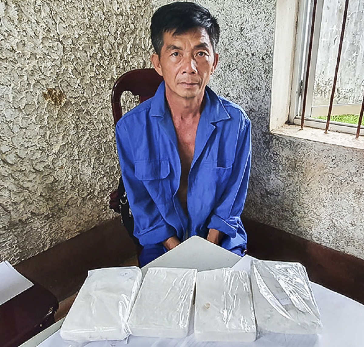mua hơn 4 bánh heroin từ biên giới việt - lào về bán kiếm lời hình ảnh 1 mua hon 4 banh heroin tu bien gioi viet - lao ve ban kiem loi hinh anh 1