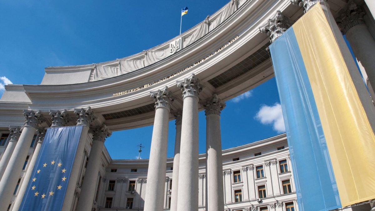 Cờ của EU và Ukraine trên tòa nhà Bộ Ngoại giao Ukraine ở Kiev. Ảnh: Getty Images