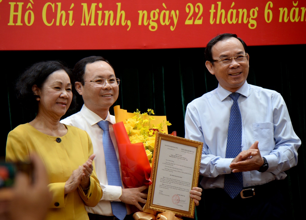 trao quyet dinh chuan y ong nguyen van hieu giu chuc pho bi thu thanh uy tp.hcm hinh anh 2