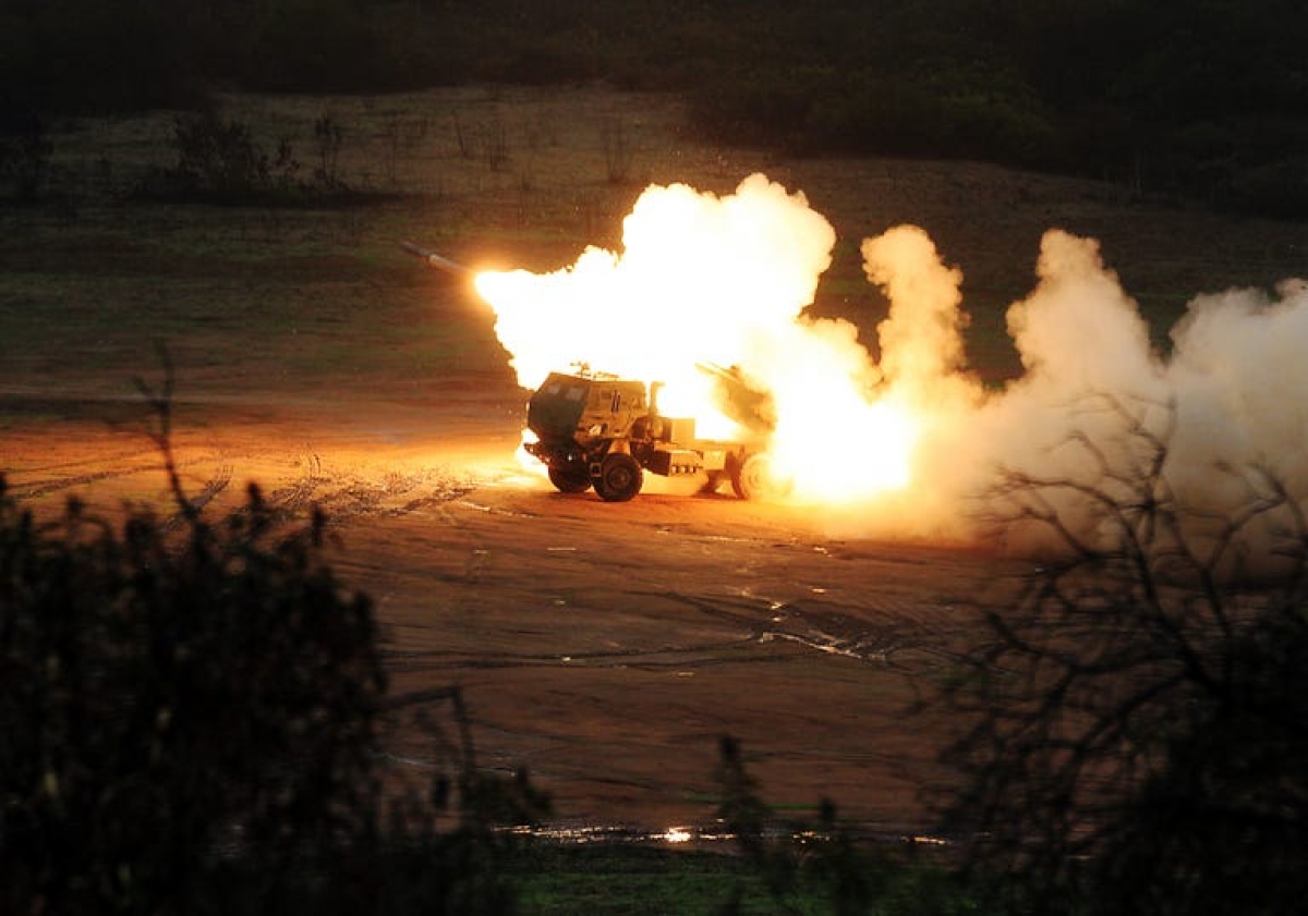 Hệ thống M142 HIMARS phóng tên lửa trong một cuộc diễn tập tại Camp Pendleton, California. Ảnh: Popular Mechanics.