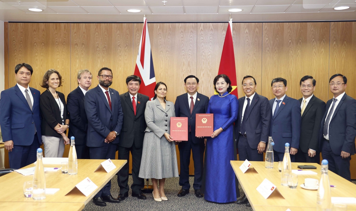 chu tich quoc hoi vuong Dinh hue gap bo truong bo noi vu anh priti patel hinh anh 3