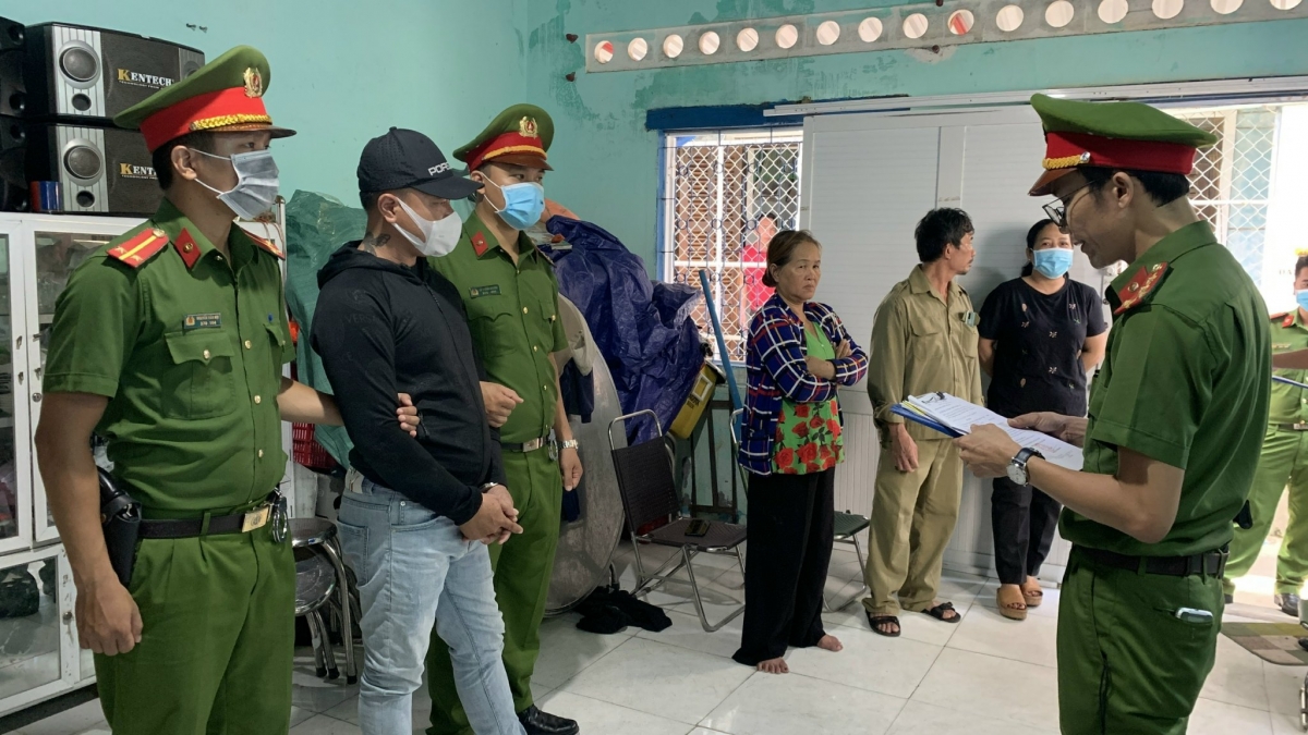 phú yên bắt tạm giam đối tượng cho vay nặng lãi, xâm phạm chỗ ở trái phép hình ảnh 1 phu yen bat tam giam doi tuong cho vay nang lai, xam pham cho o trai phep hinh anh 1