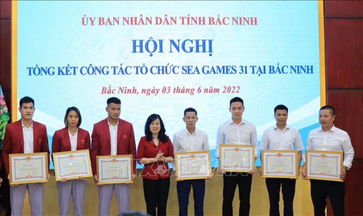 Bí thư Tỉnh ủy Bắc Ninh Đào Hồng Lan trao Bằng khen có các Vận động viên, Huấn luyện viên có thành tích xuất sắc tại SEA Games 31. Ảnh: Đinh Văn Nhiều/TTXVN.