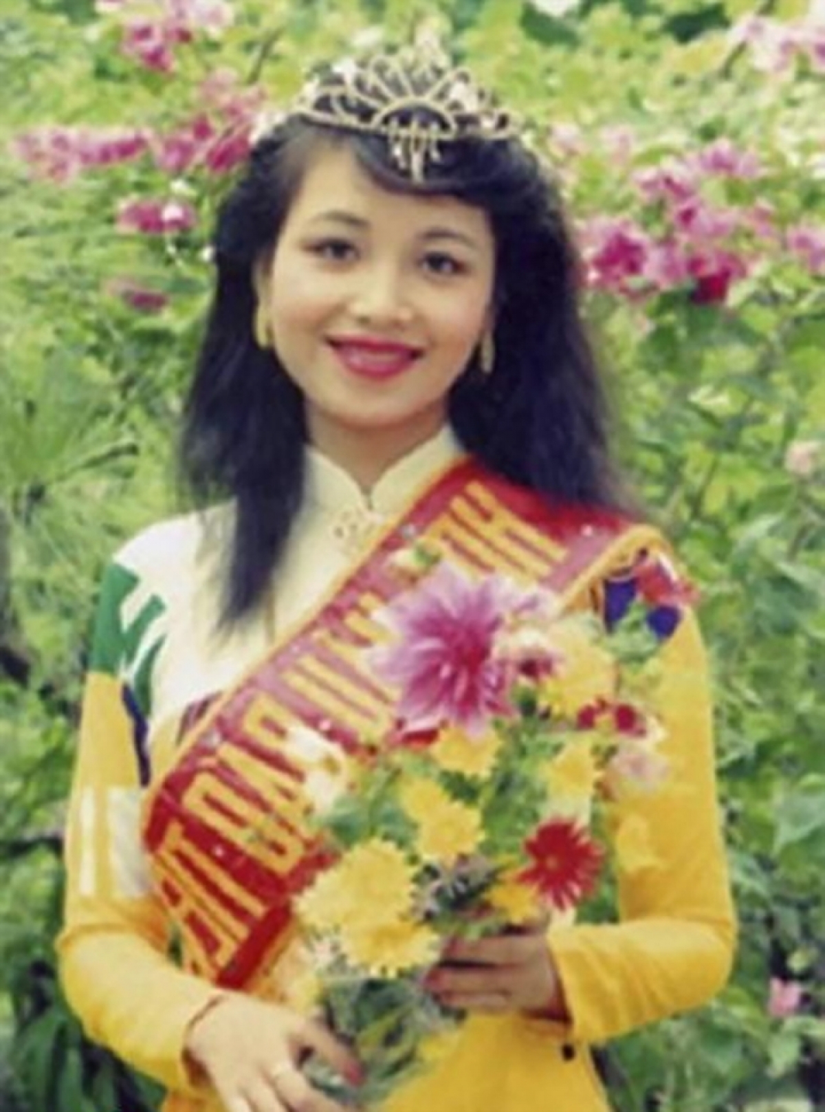 nhung hoa, a hau viet nam lun van toa sang hinh anh 3