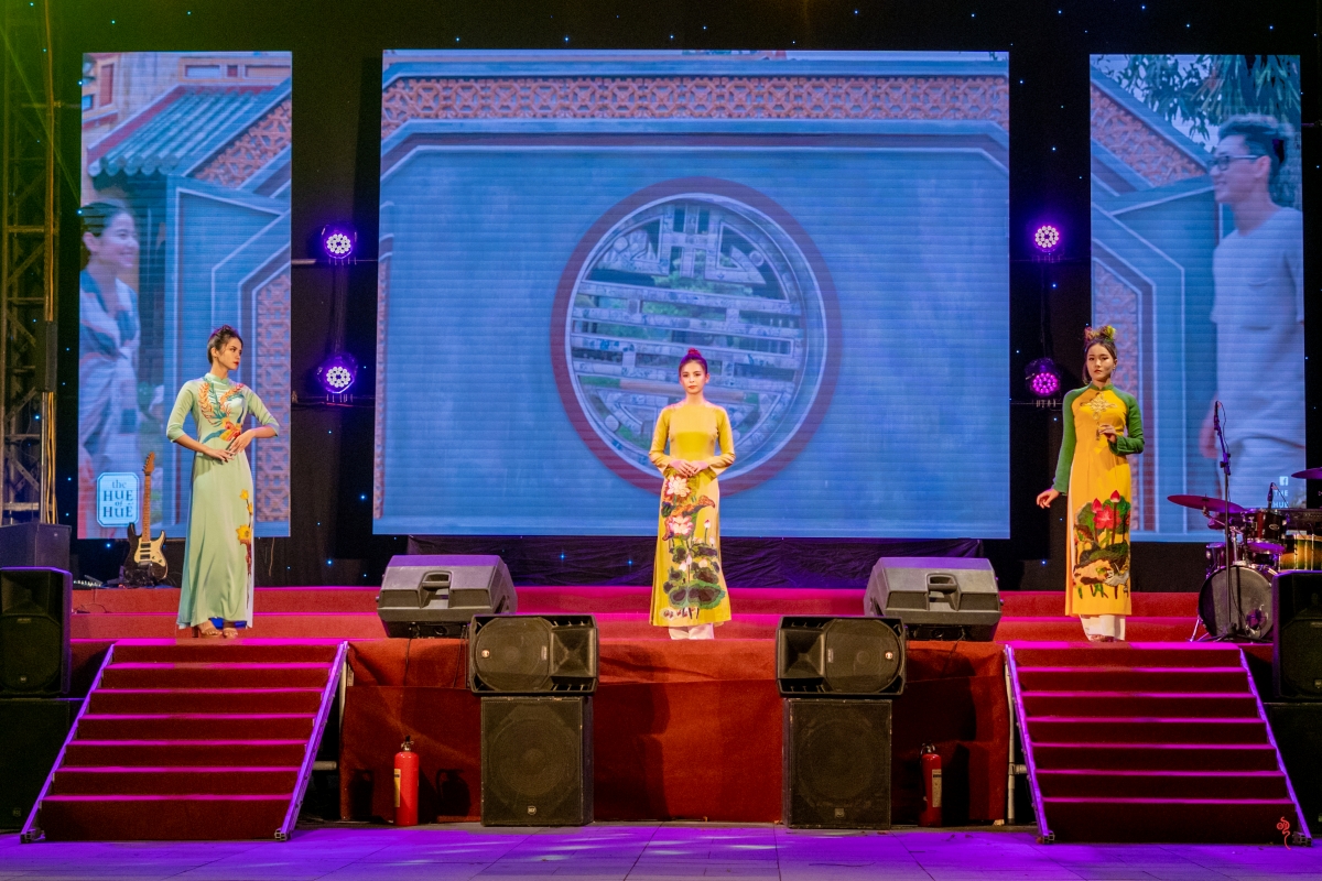 ntk viet bao ra mat bo suu tap moi trong ngay hoi sen hue 2022 hinh anh 7
