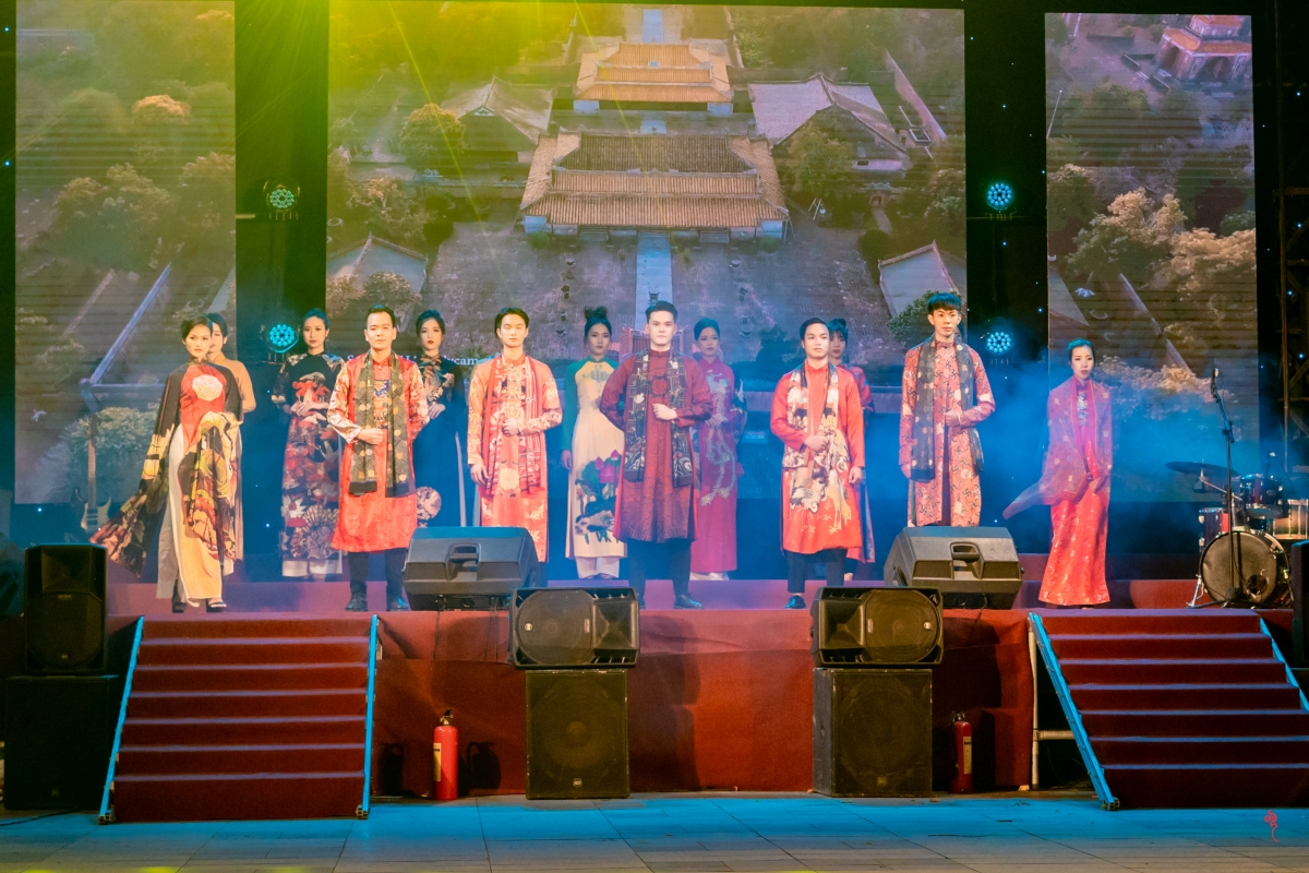 ntk viet bao ra mat bo suu tap moi trong ngay hoi sen hue 2022 hinh anh 3