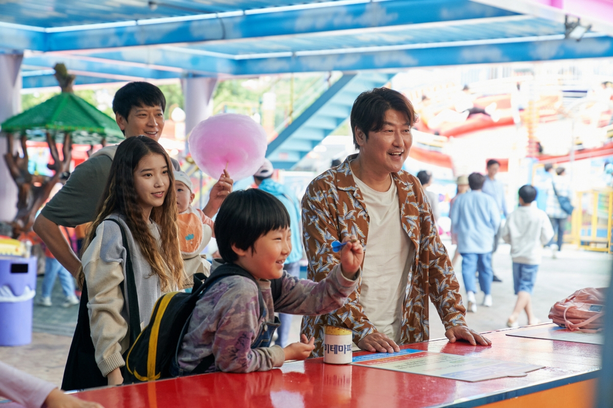  broker cua iu, song kang ho dat top 1 doanh thu phong ve ngay dau cong chieu hinh anh 2