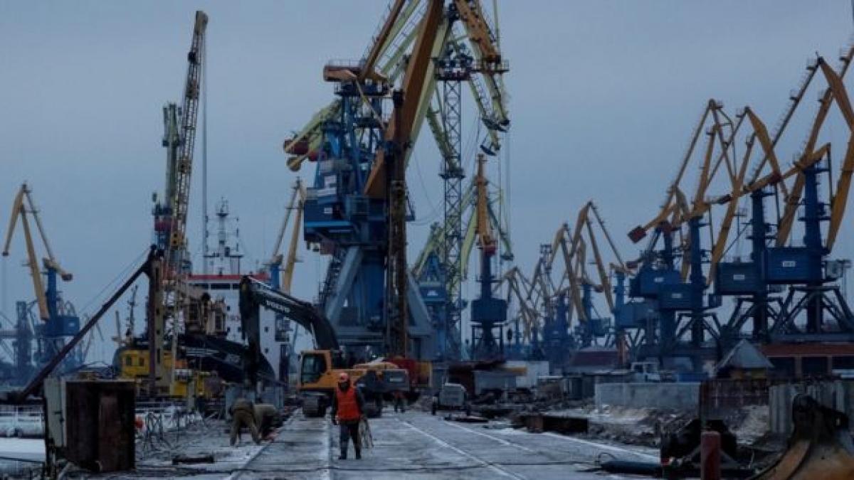 nga tuyen bo dam dao an toan hang hai tai cang mariupol hinh anh 1