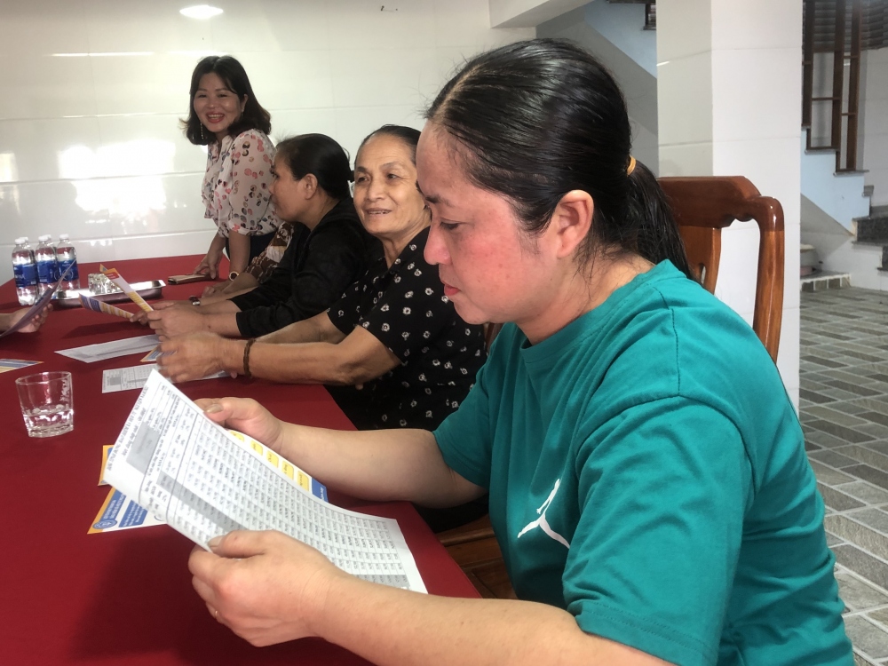 Cụ thể: - Cấp sổ BHXH mới cho người tham gia BHXH lần đầu tiên.
- Cấp lại sổ BHXH (bìa và tờ rời) trong các trường hợp: mất, hỏng; gộp; thay đổi số sổ; họ, tên, chữ đệm; ngày, tháng, năm sinh; người đã hưởng BHXH một lần còn thời gian đóng BHTN chưa hưởng.
- Cấp lại bìa sổ BHXH trong các trường hợp: sai giới tính, quốc tịch.
- Cấp lại tờ rời sổ BHXH trong các trường hợp: mất, hỏng.