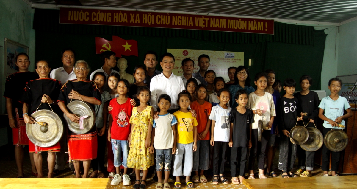 Đắk lắk mở nhiều lớp truyền dạy cồng chiêng trong dịp hè hình ảnh 1 Dak lak mo nhieu lop truyen day cong chieng trong dip he hinh anh 1