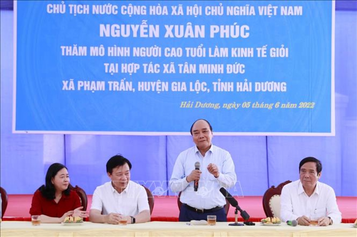 chu tich nuoc nguyen xuan phuc tham, tang qua hoi nguoi cao tuoi hai duong hinh anh 2