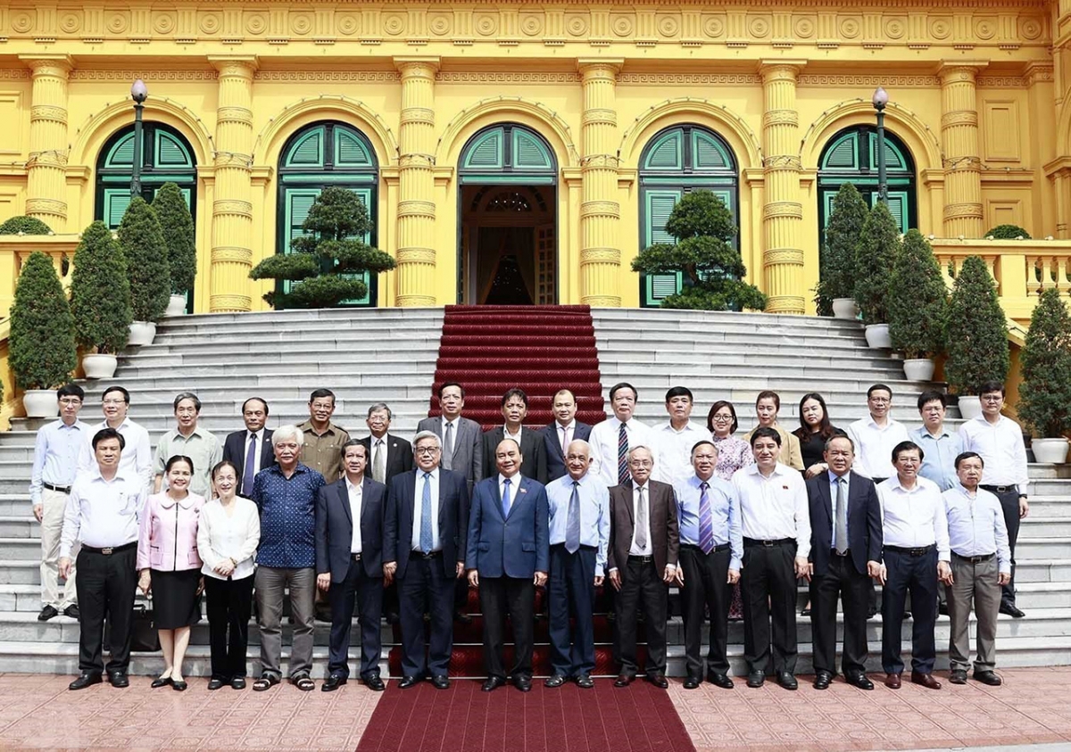 Chủ tịch nước Nguyễn Xuân Phúc cùng các đại biểu Hội Khoa học lịch sử Việt Nam. (Ảnh: Nhân Dân)
