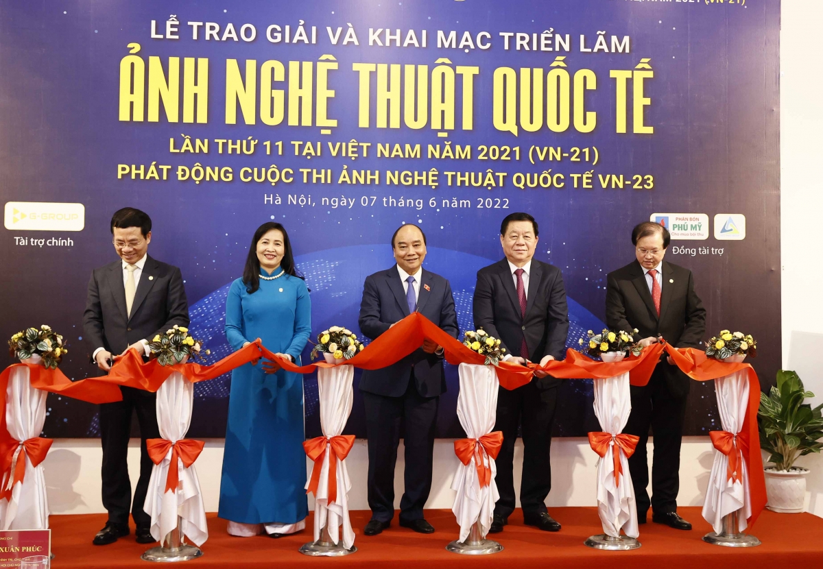 chu tich nuoc du trien lam Anh nghe thuat quoc te lan thu 11 tai viet nam nam 2021 hinh anh 4