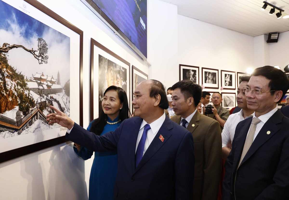 chu tich nuoc du trien lam Anh nghe thuat quoc te lan thu 11 tai viet nam nam 2021 hinh anh 2