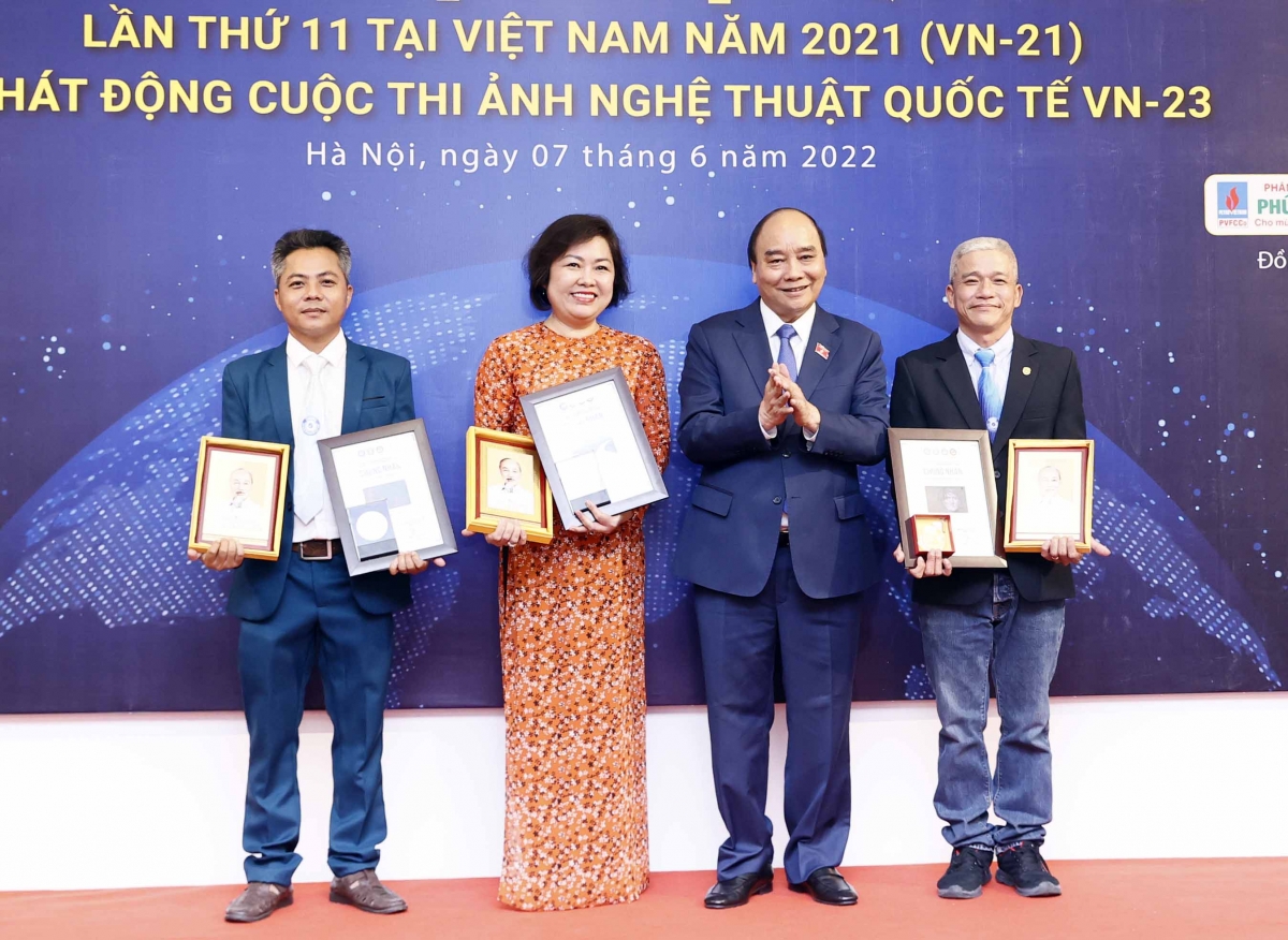chu tich nuoc du trien lam Anh nghe thuat quoc te lan thu 11 tai viet nam nam 2021 hinh anh 3