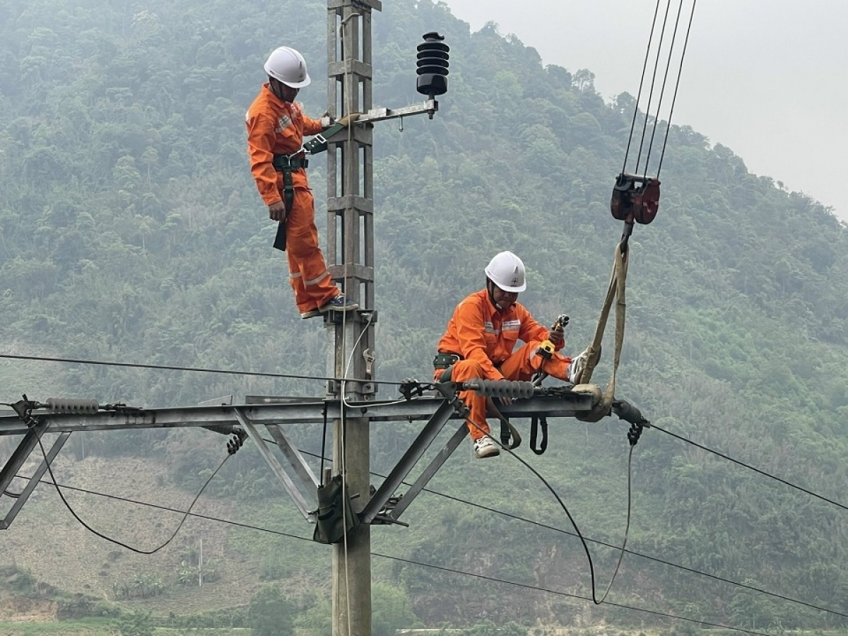 Điện lực miền bắc đảm bảo nguồn cung cấp trong dịp cao điểm nắng nóng hè hình ảnh 1 Dien luc mien bac dam bao nguon cung cap trong dip cao diem nang nong he hinh anh 1