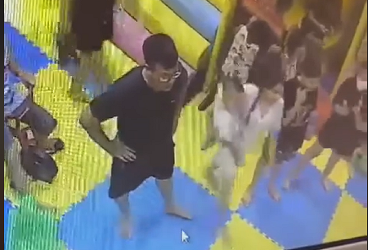 Điều tra người đàn ông đánh cháu bé 4 tuổi ở khu vui chơi hình ảnh 1 Dieu tra nguoi dan ong danh chau be 4 tuoi o khu vui choi hinh anh 1