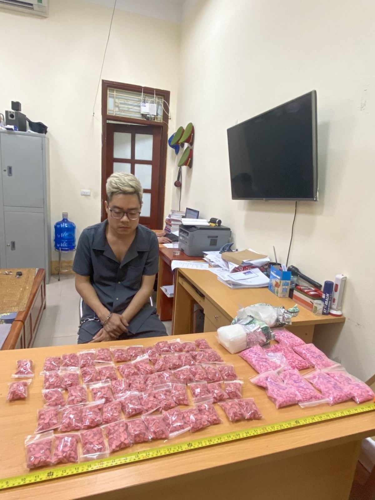 bắc ninh bắt quả tang đối tượng tàng trữ hơn 5,5kg ma túy và vũ khí quân dụng hình ảnh 1 bac ninh bat qua tang doi tuong tang tru hon 5,5kg ma tuy va vu khi quan dung hinh anh 1