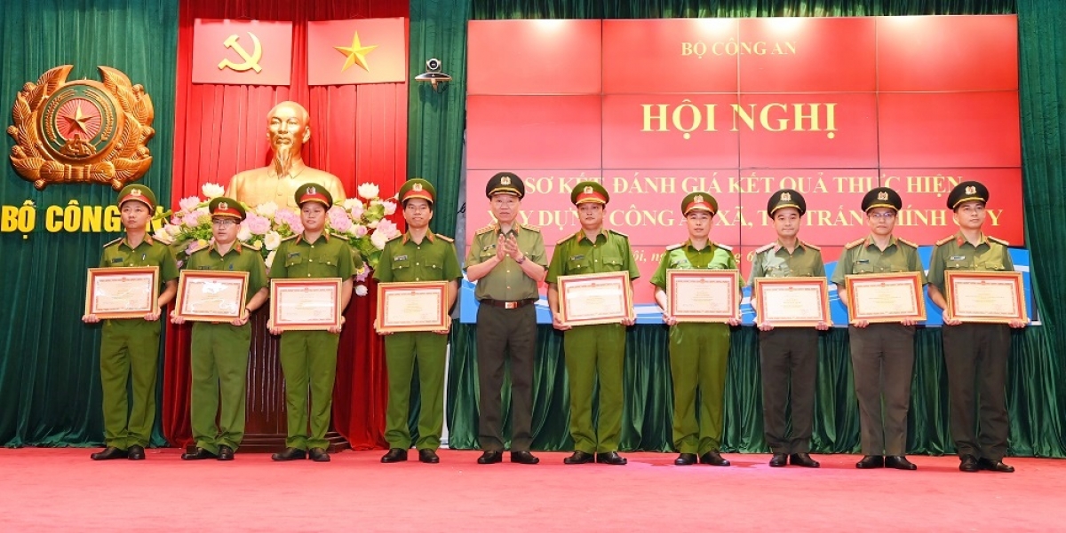 Bộ trưởng Tô Lâm trao Bằng khen của Bộ Công an tặng các tập thể có thành tích xuất sắc.