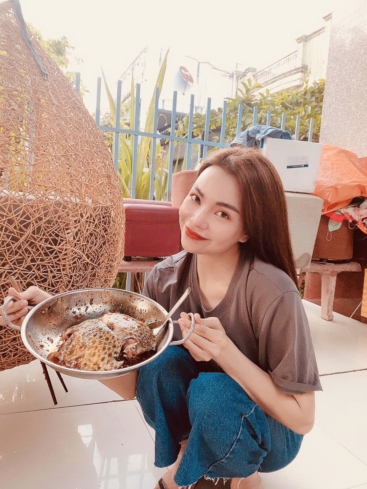 tra ngoc hang ngam ngui nho lai phut binh yen trong vong tay ba giua mua bao lu hinh anh 1