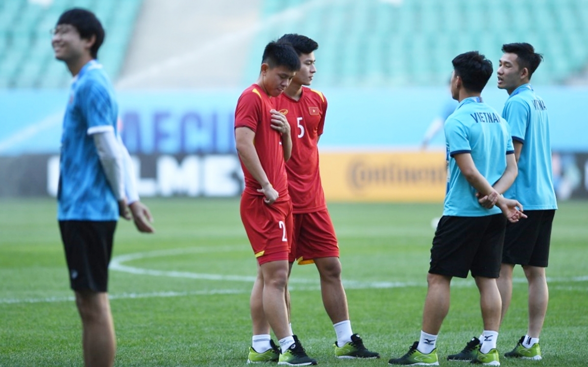 Các cầu thủ đá chính của U23 Việt Nam mặc đồng phục thi đấu màu đỏ còn các cầu thủ dự bị mặc đồng phục di chuyển. (Ảnh: Ngọc Duy)