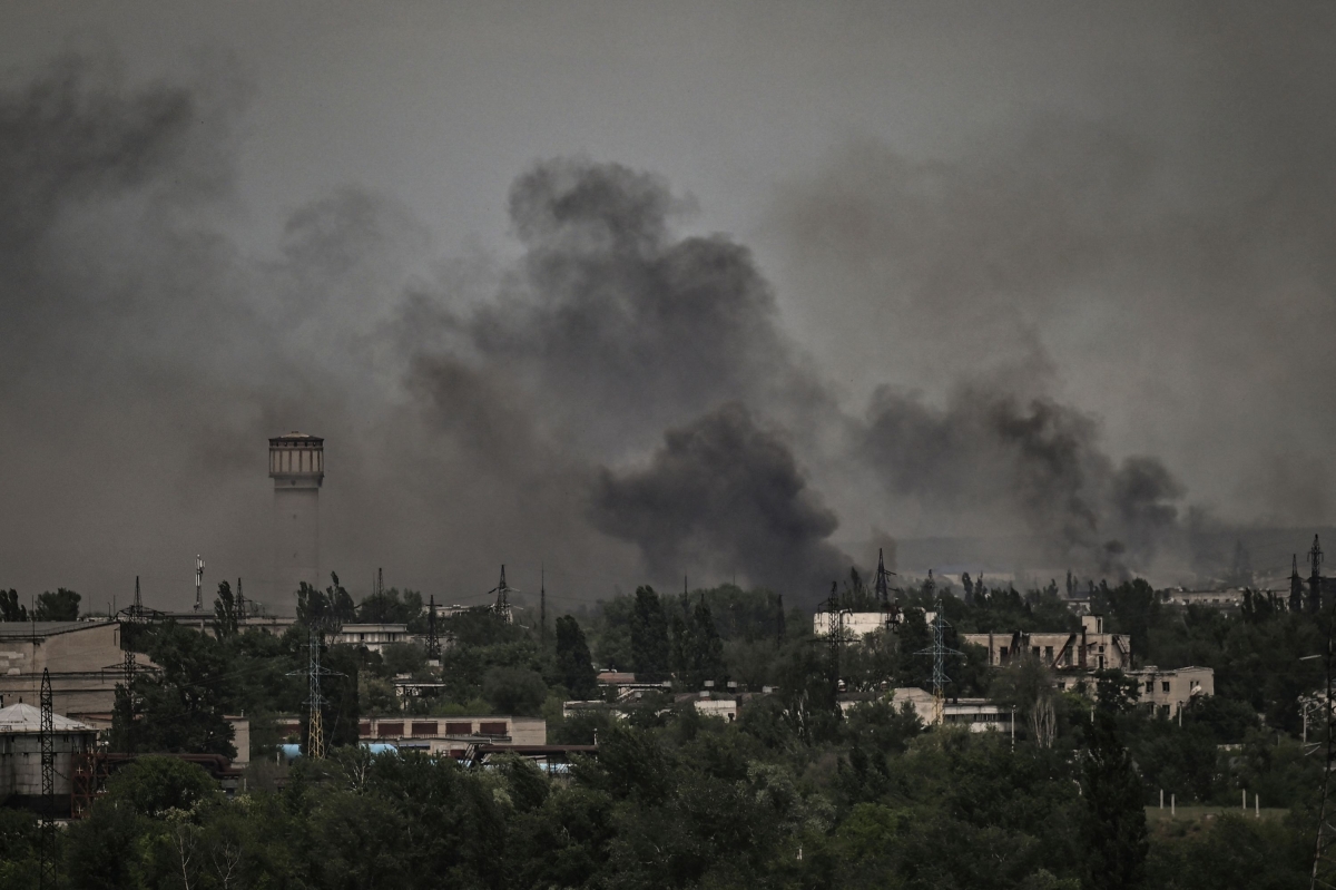 Khói bốc lên trong một cuộc giao tranh tại Severedonetsk ở Donbass. Ảnh: AFP.