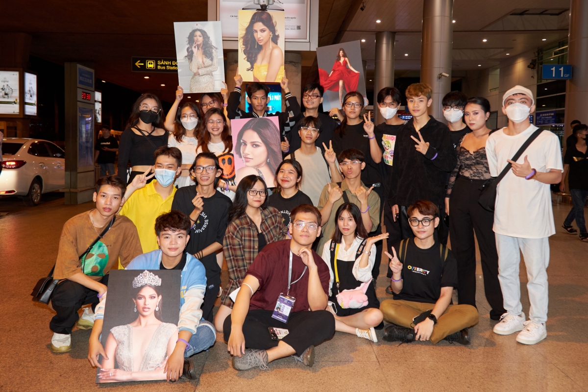 A hau kim duyen do sac cung miss universe 2021 harnaaz sandhu tai tp.hcm hinh anh 3