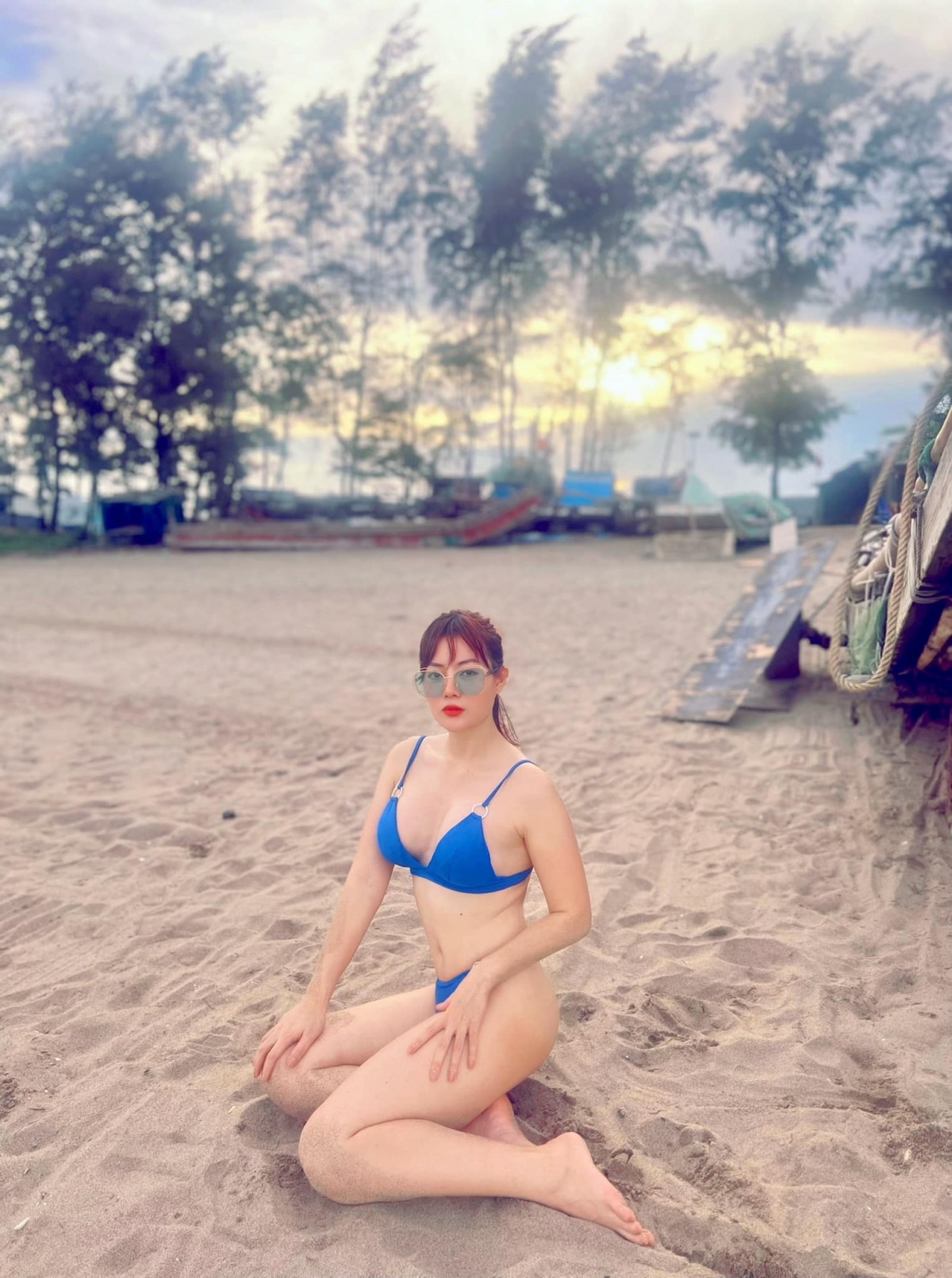 dien vien thanh huong dien bikini, khoe duong cong ruc lua tren bai bien hinh anh 2
