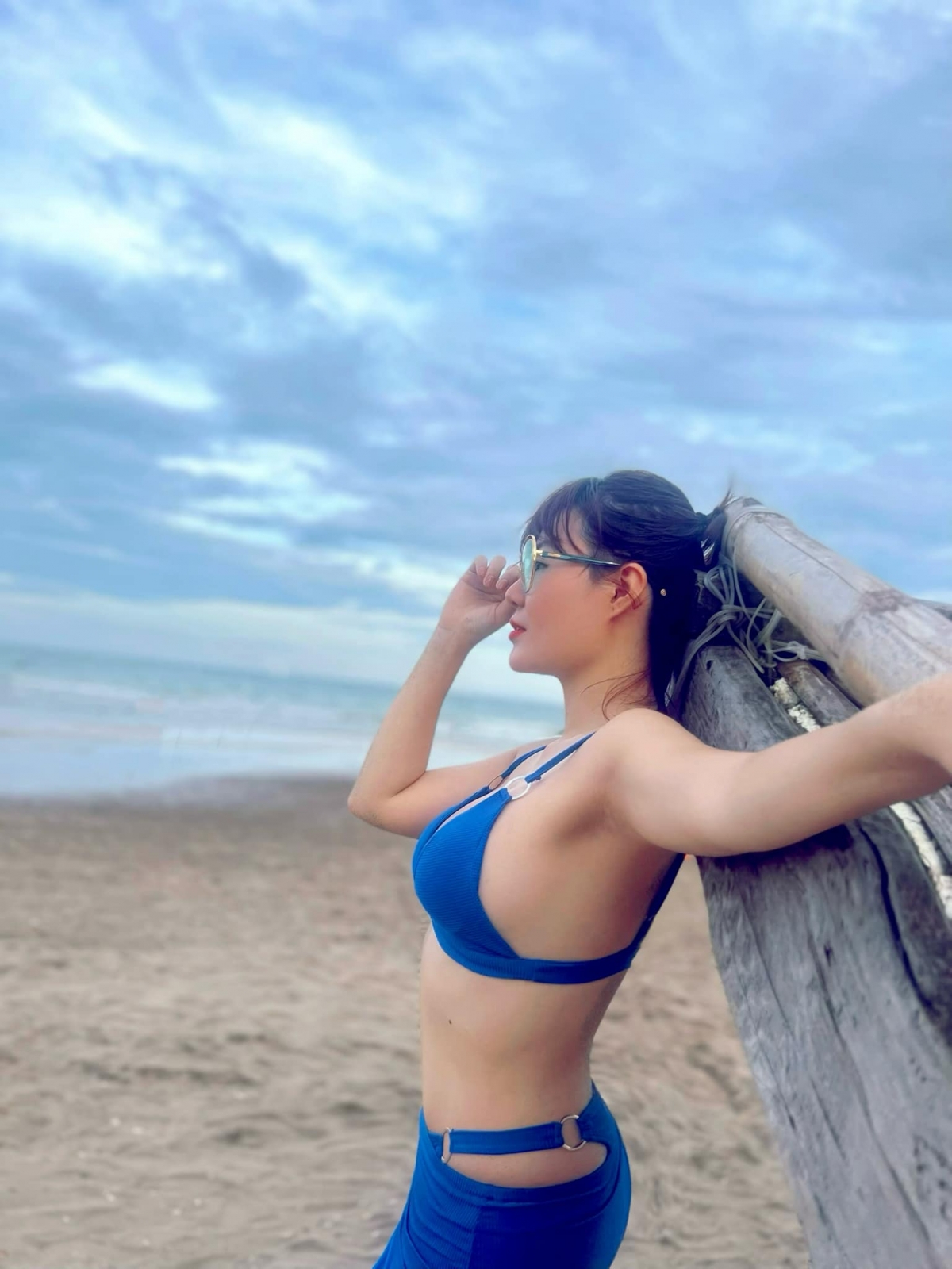 dien vien thanh huong dien bikini, khoe duong cong ruc lua tren bai bien hinh anh 3
