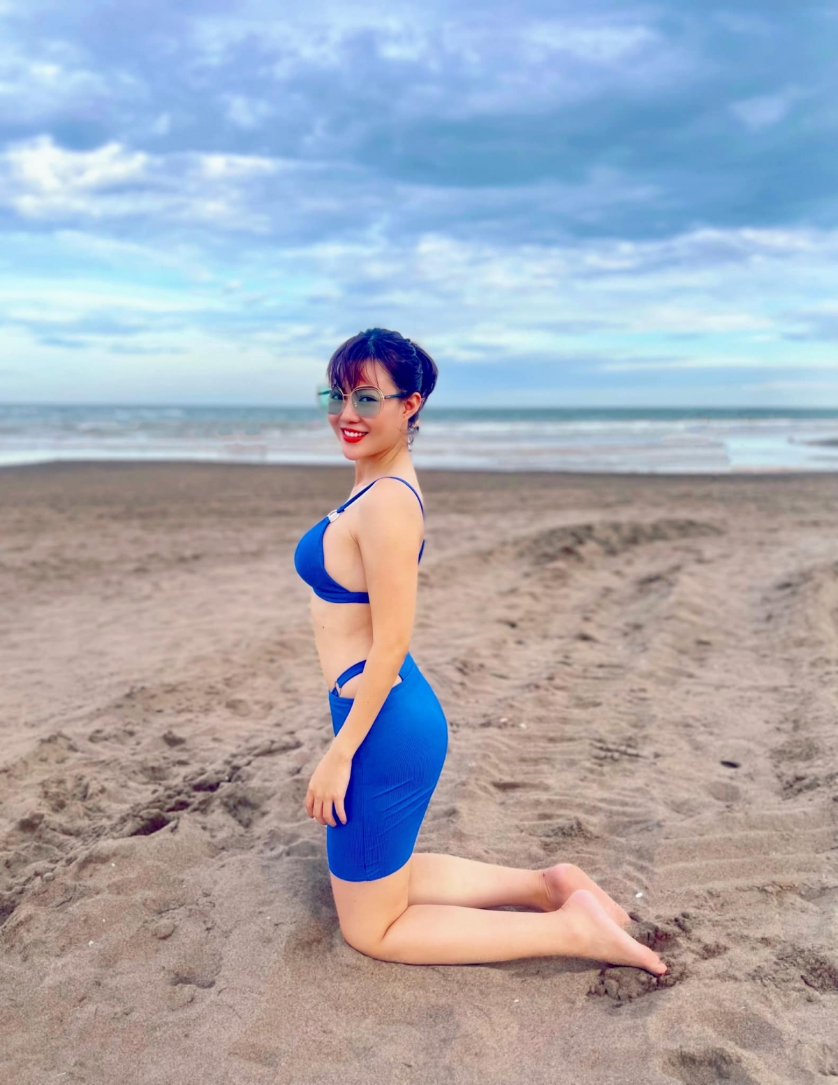 dien vien thanh huong dien bikini, khoe duong cong ruc lua tren bai bien hinh anh 4