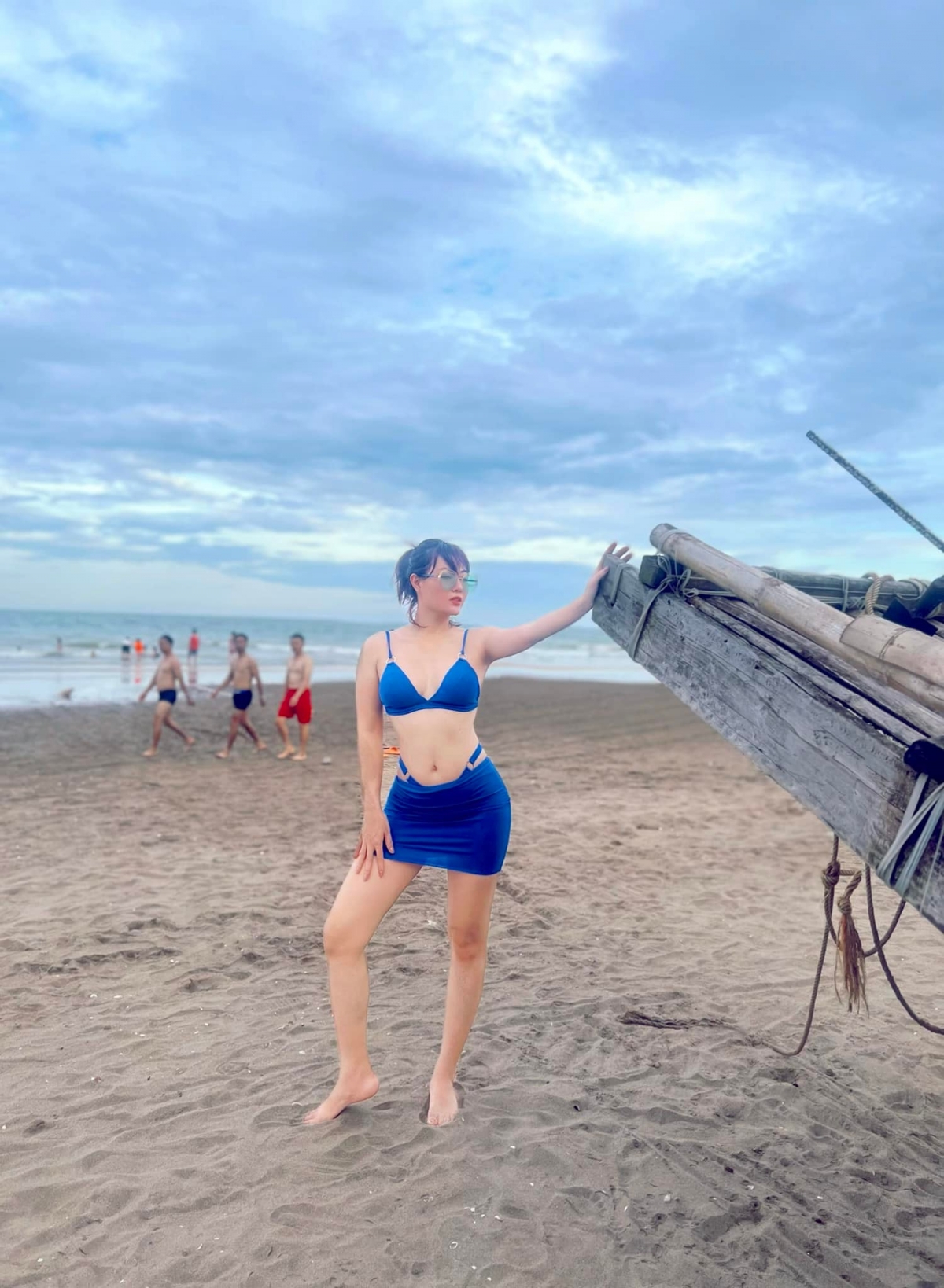 dien vien thanh huong dien bikini, khoe duong cong ruc lua tren bai bien hinh anh 5