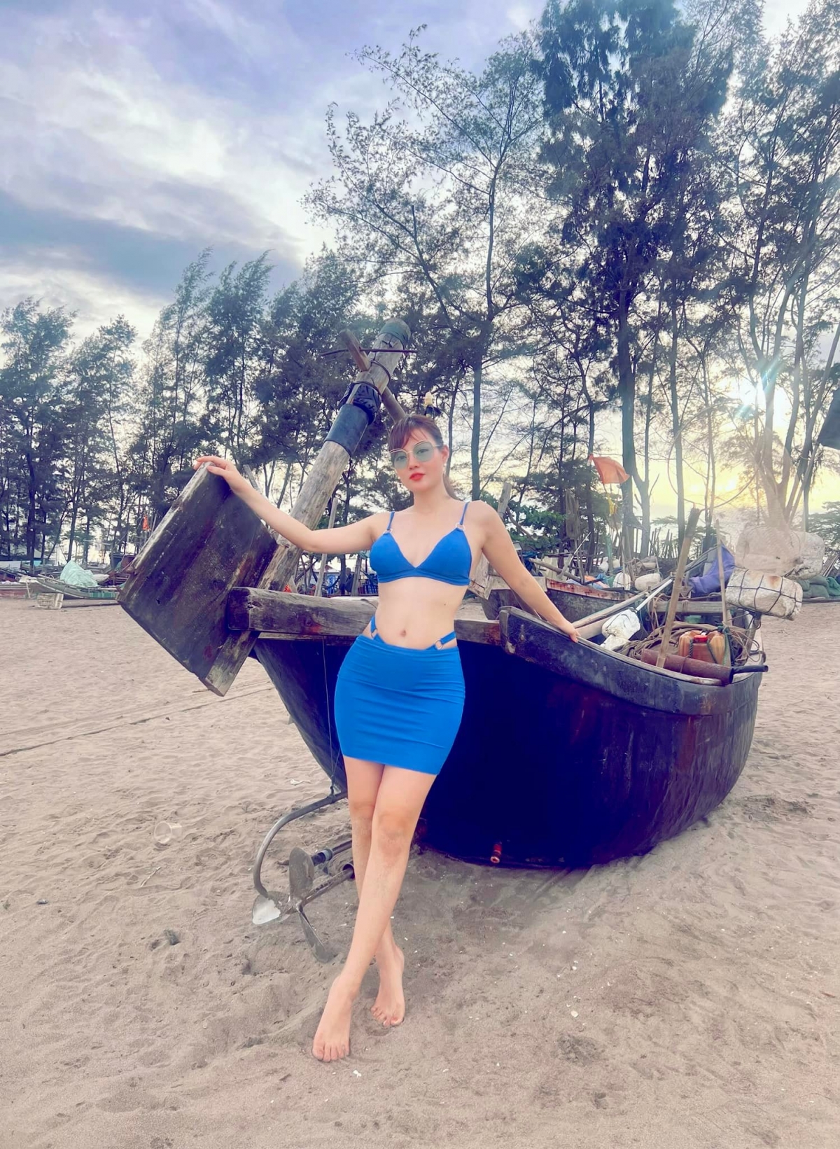dien vien thanh huong dien bikini, khoe duong cong ruc lua tren bai bien hinh anh 7