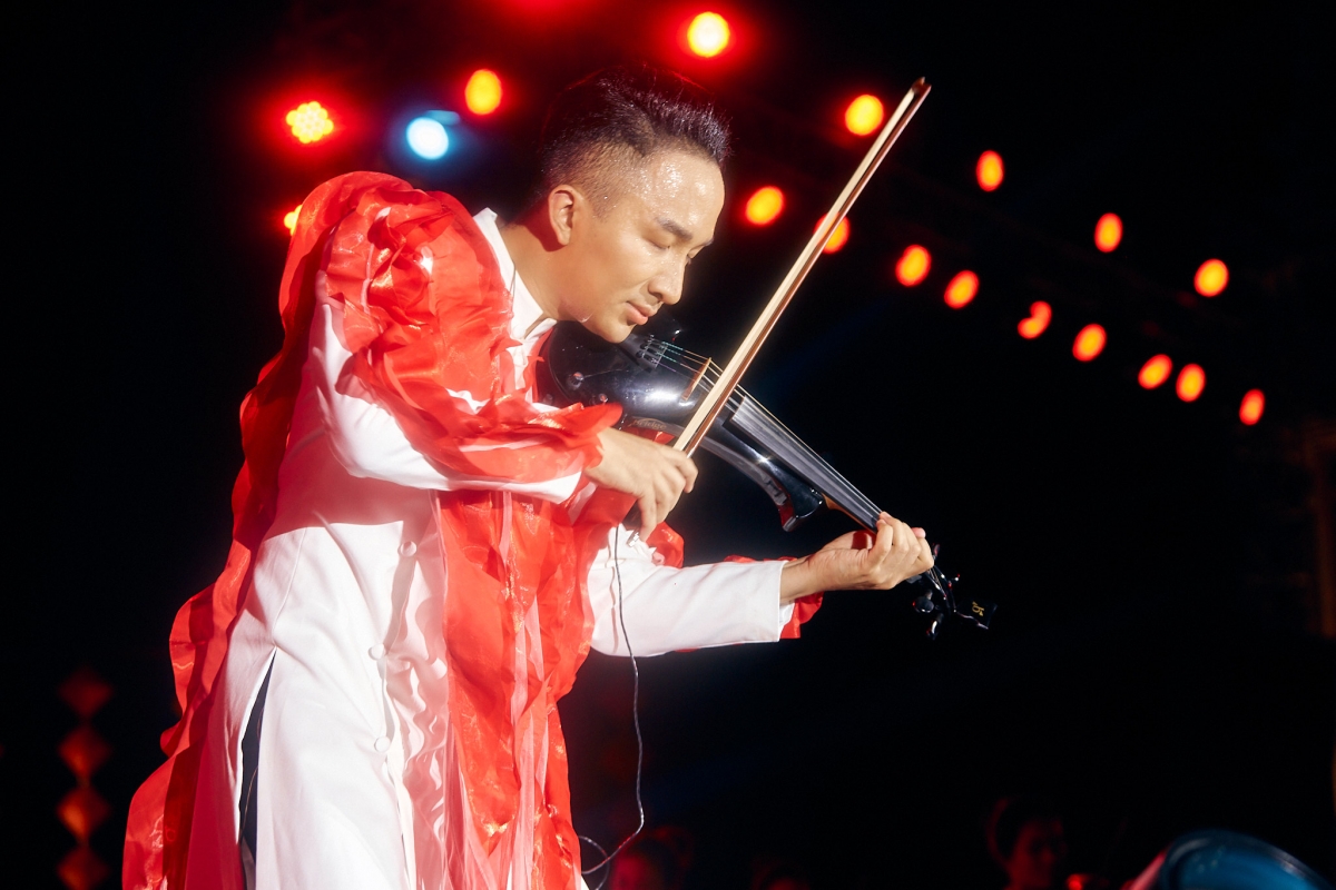 hoang rob, ha le khoac ao moi cho nhac trinh trong live concert o festival hue hinh anh 3