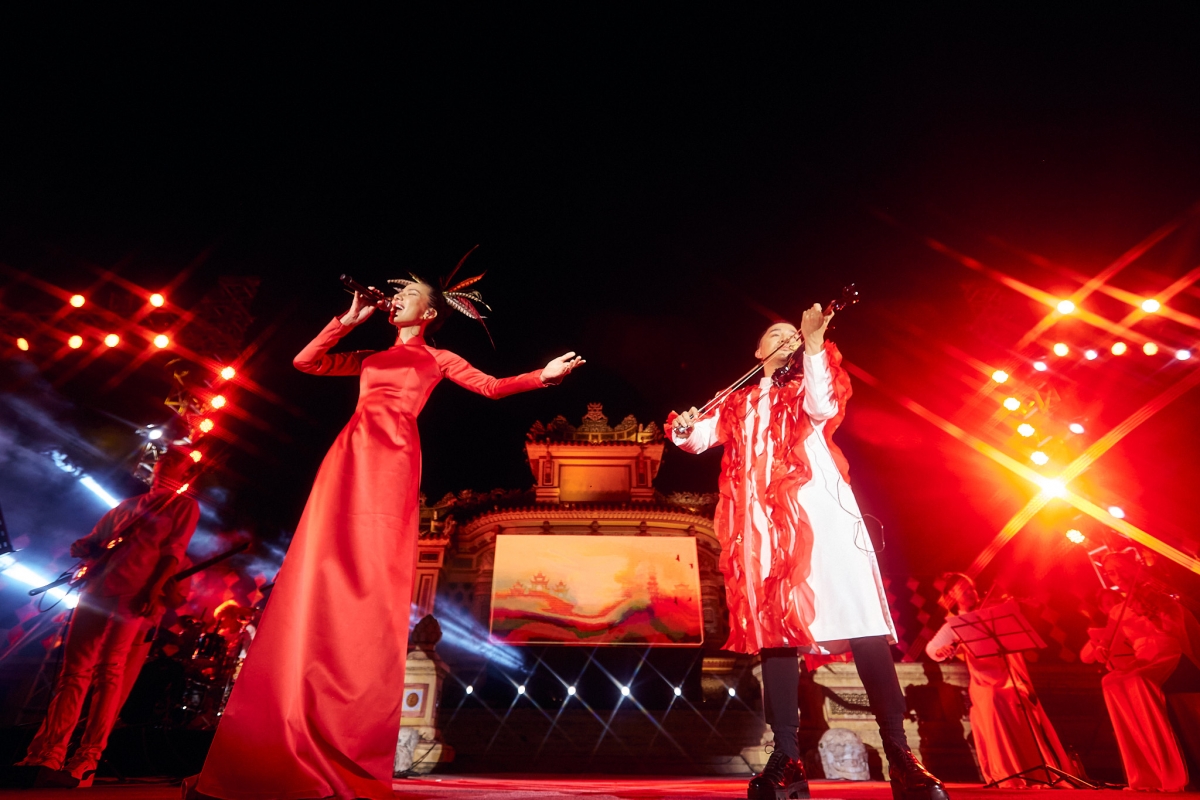 hoang rob, ha le khoac ao moi cho nhac trinh trong live concert o festival hue hinh anh 2