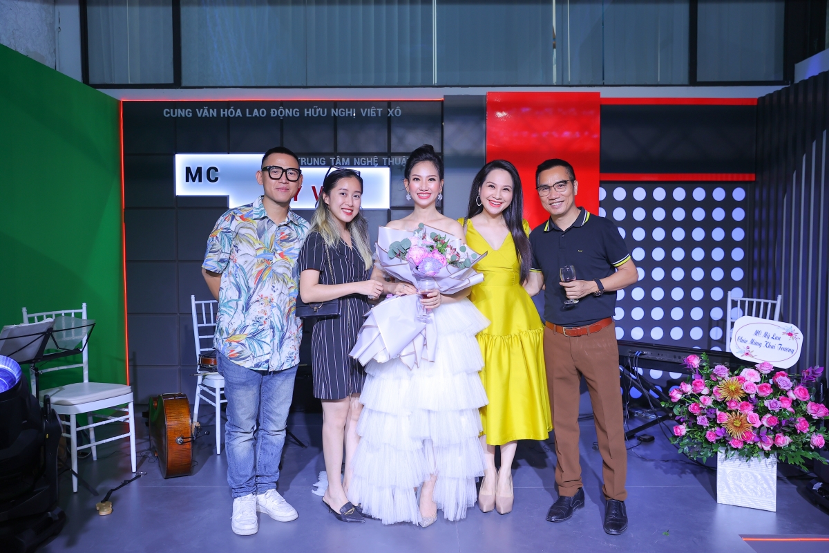 dan mc dinh dam vtv bat ngo hoi ngo chuc mung mc my van hinh anh 3