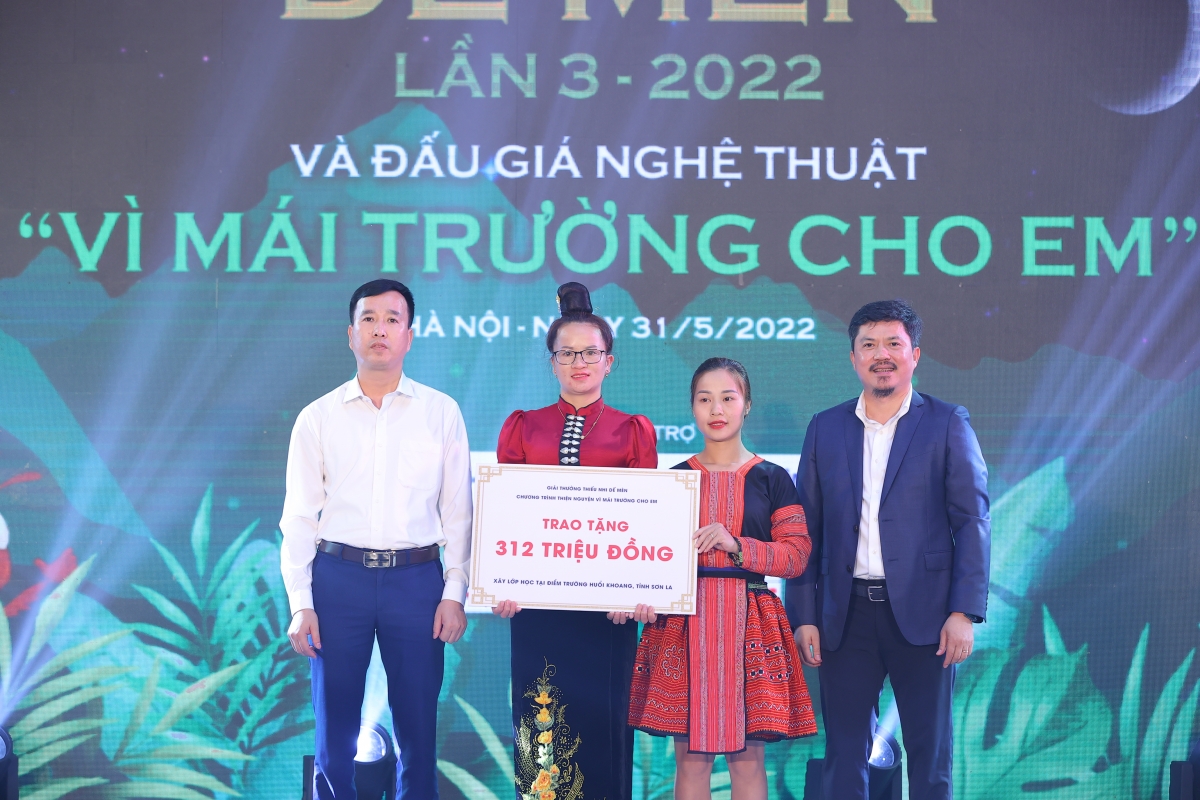 Nhà báo Lê Xuân Thành, Tổng biên tập báo Thể thao và Văn hóa, Trưởng Ban tổ chức giải thưởng thiếu nhi Dế Mèn (ngoài cùng bên phải) trao tặng 312 triệu đồng cho đại diện thầy, cô giáo Trường Mầm non Hoa Mai Nậm Mằn, huyện Sông Mã, tỉnh Sơn La.