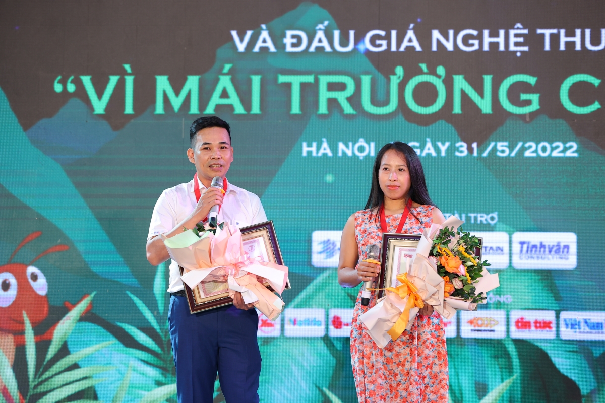 Tác giả Phạm Huy Thông và tác giả Nguyễn Hoàng Diệu Thuỷ.