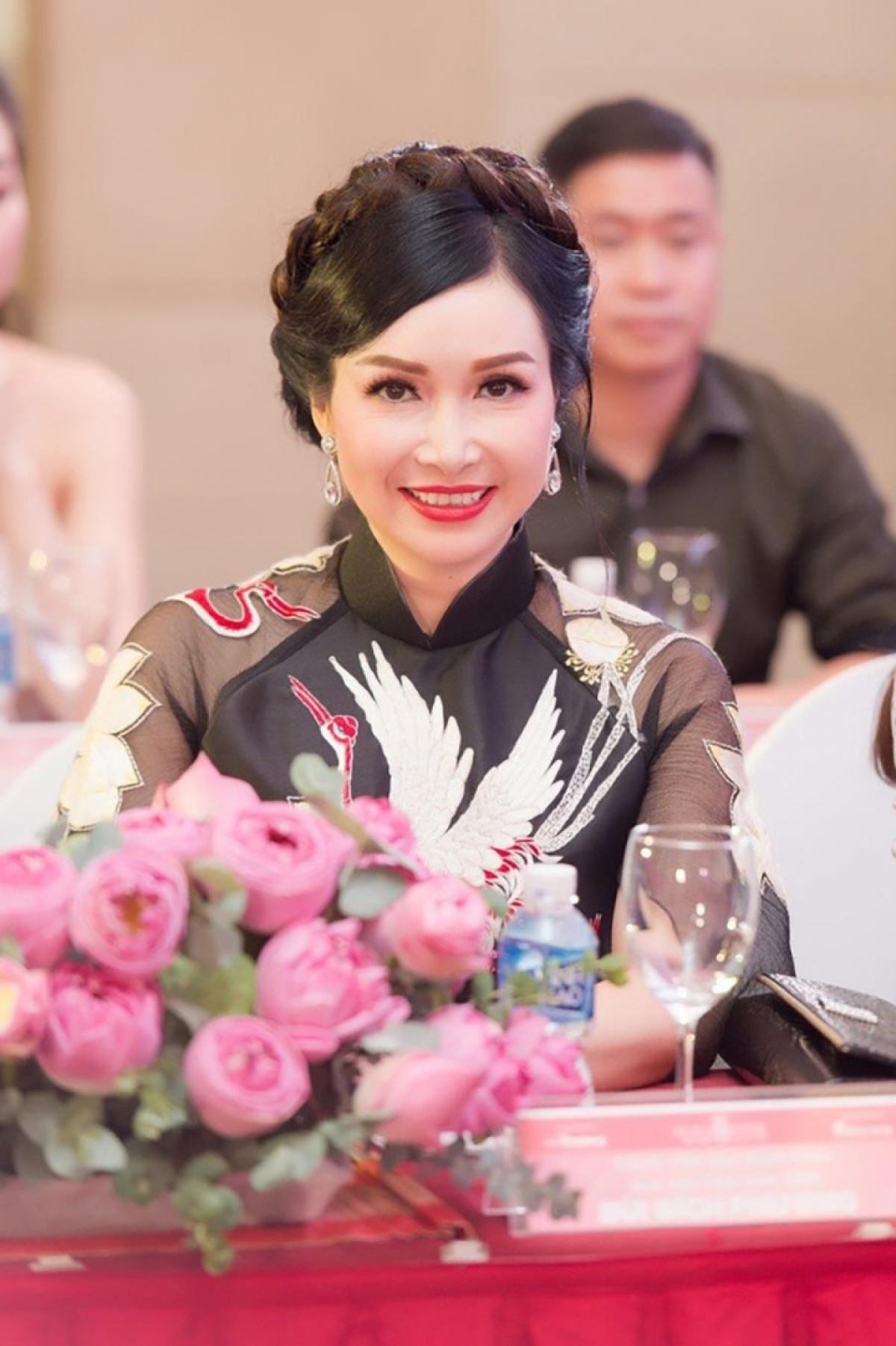 nhung hoa, a hau viet nam lun van toa sang hinh anh 2