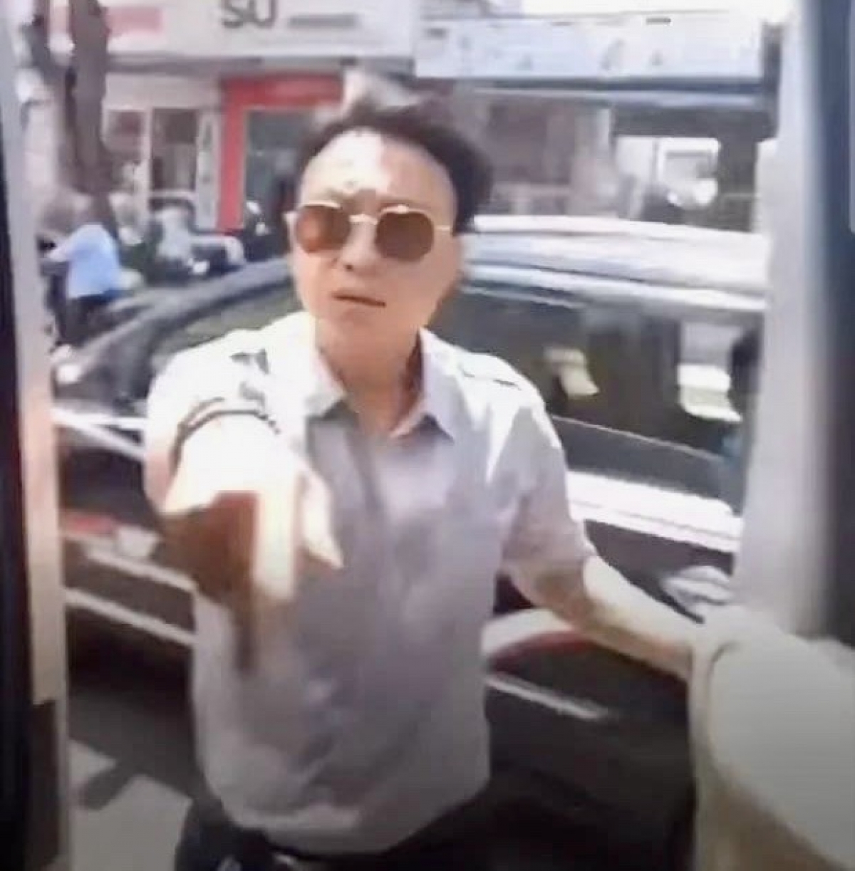 xác minh tài xế hãng xe hoa mai đi lấn làn, hăm dọa đánh người hình ảnh 1 xac minh tai xe hang xe hoa mai di lan lan, ham doa danh nguoi hinh anh 1