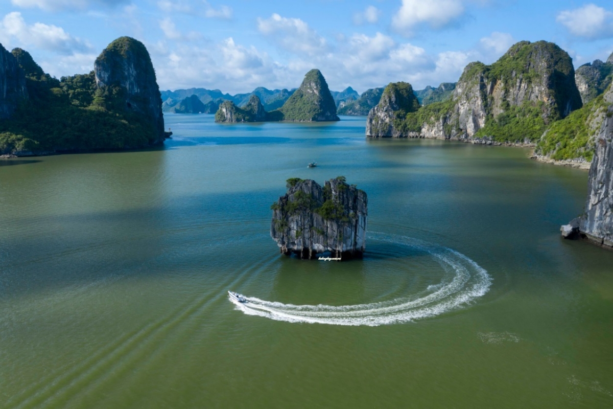 Hàng năm, Vịnh Hạ Long đón hơn 4 triệu lượt khách, đóp góp 1/3 doanh thu du lịch của Quảng Ninh.