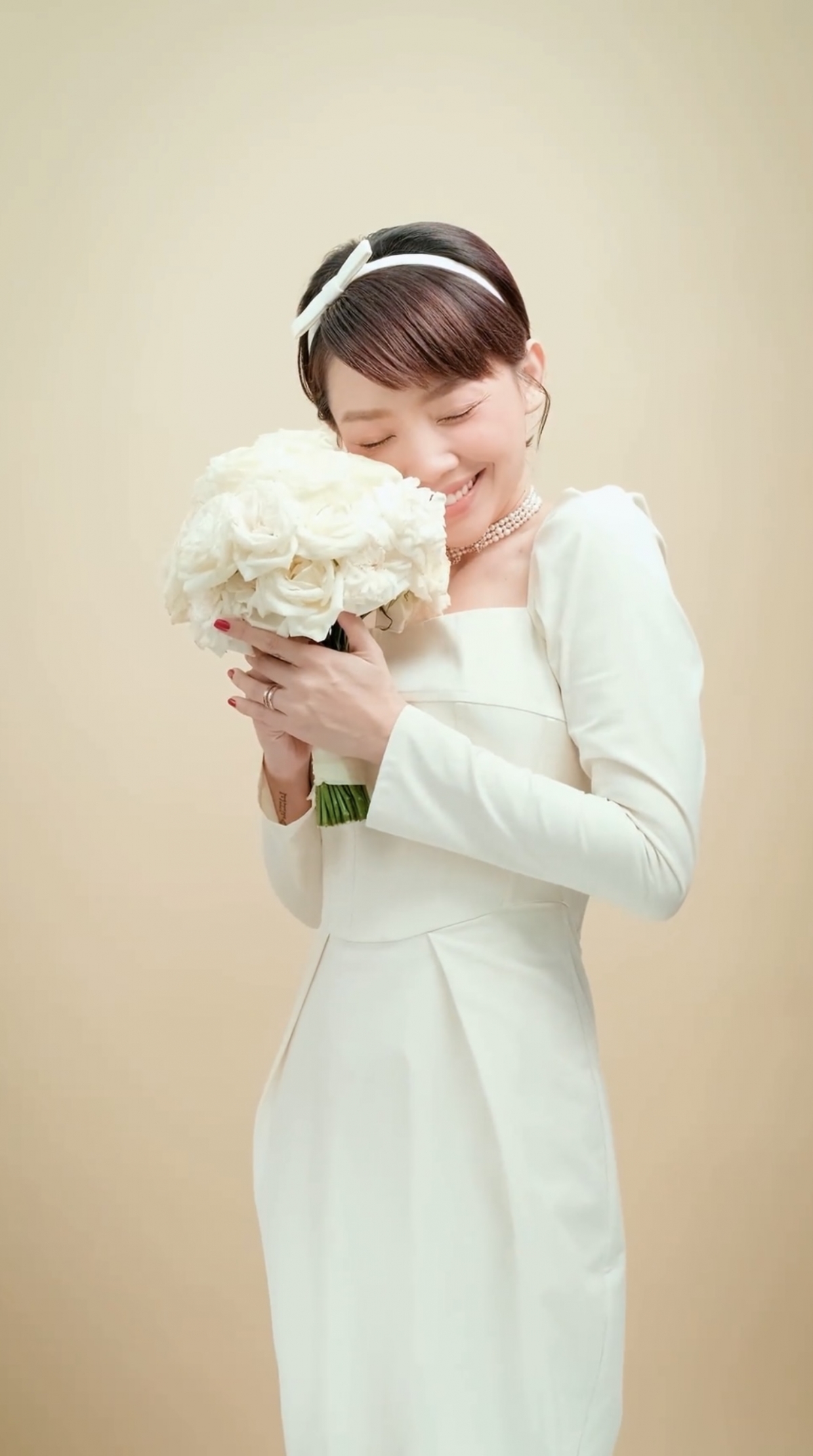 toc tien mac vay cuoi khoe nhan sac hack tuoi hinh anh 2