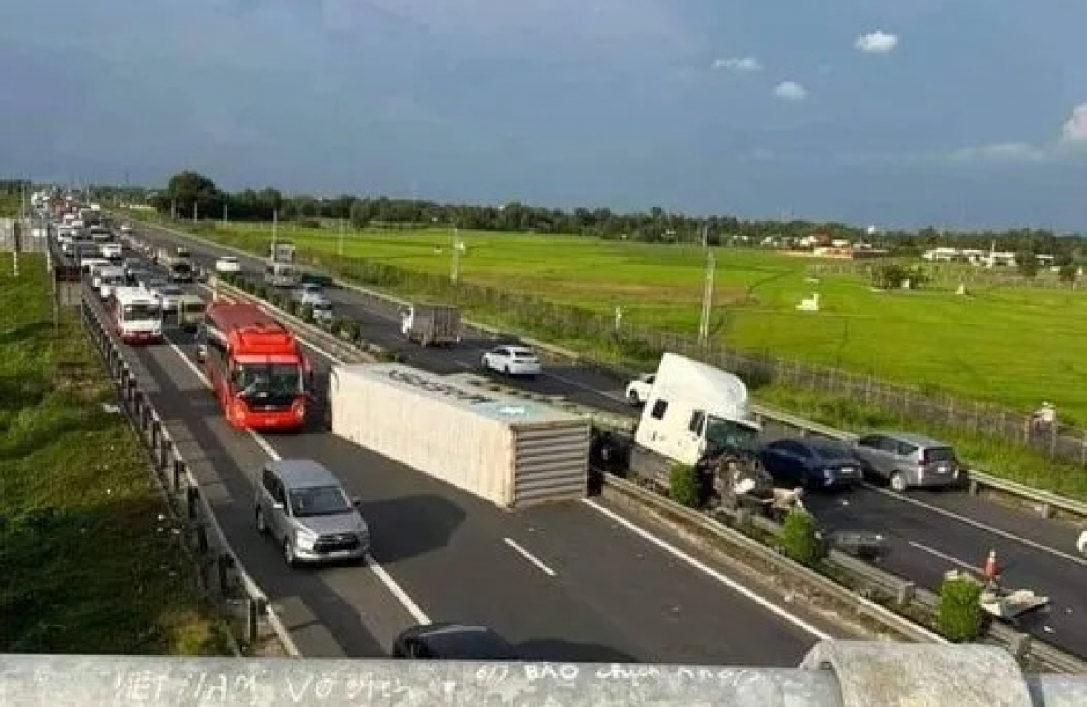 xe container lat ngang, cao toc tp.hcm-trung luong un tac hinh anh 2