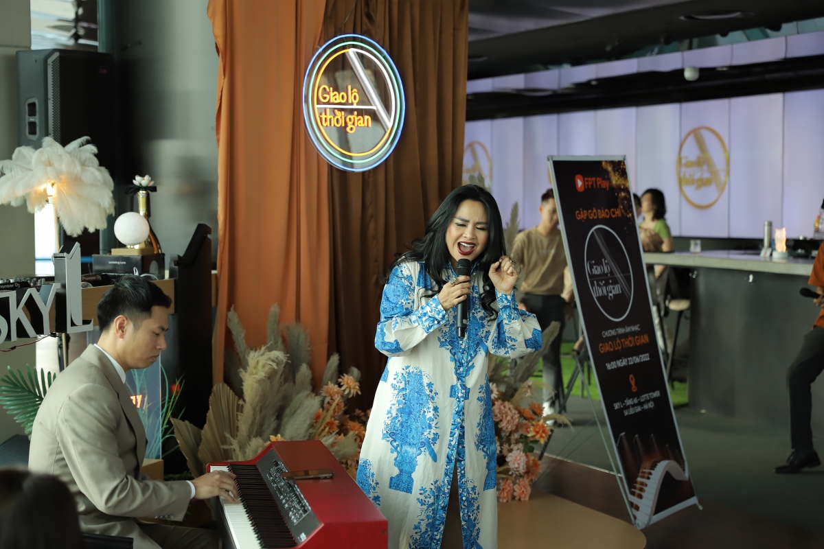 diva thanh lam ket hop bui cong nam trong giao lo thoi gian hinh anh 2