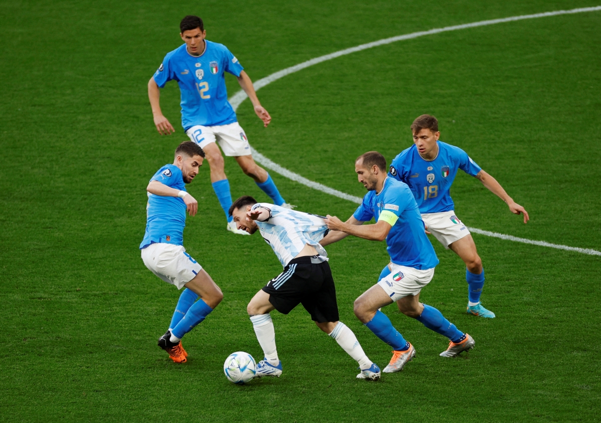 Các cầu thủ Italia vất vả theo kèm Messi. (Ảnh: Reuters). 