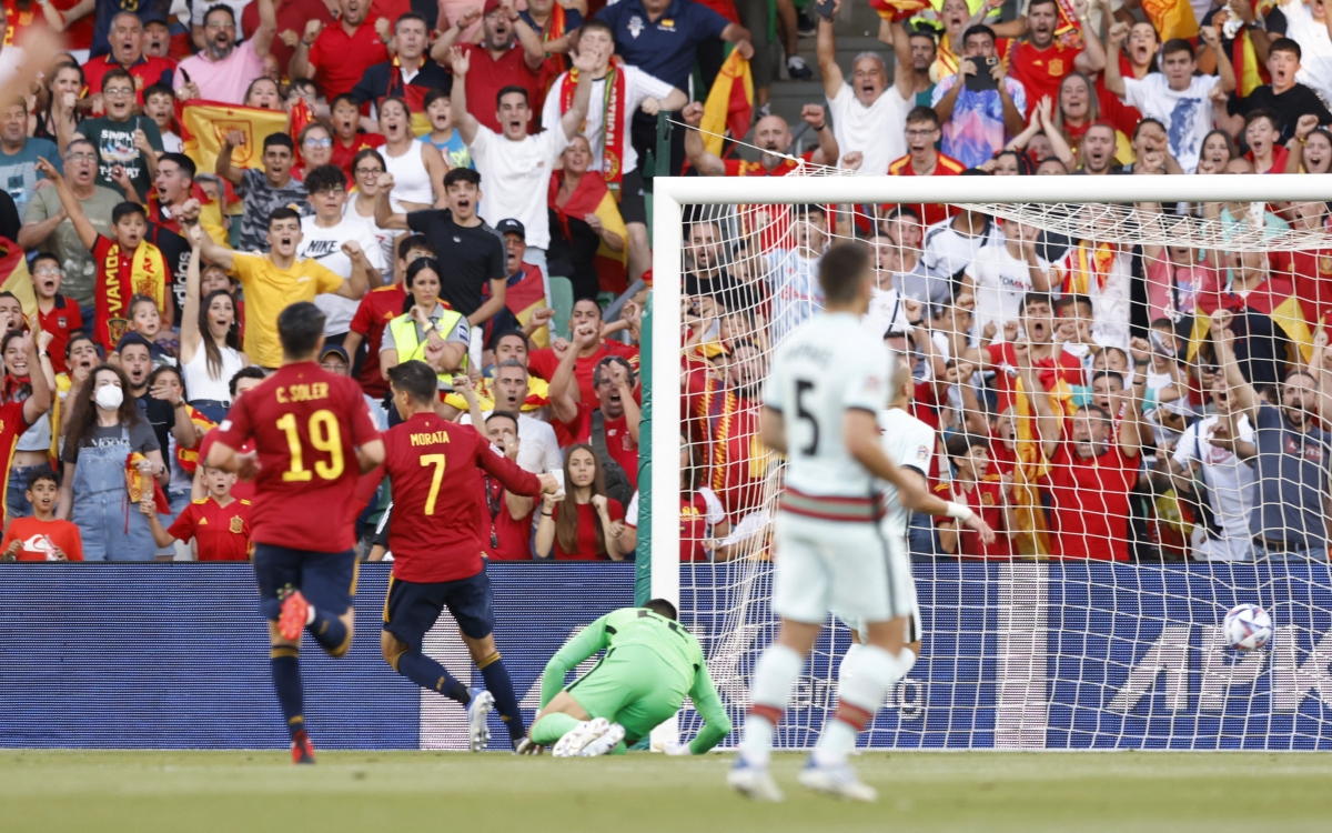 Morata mở tỷ số cho Tây Ban Nha. (Ảnh: Reuters)