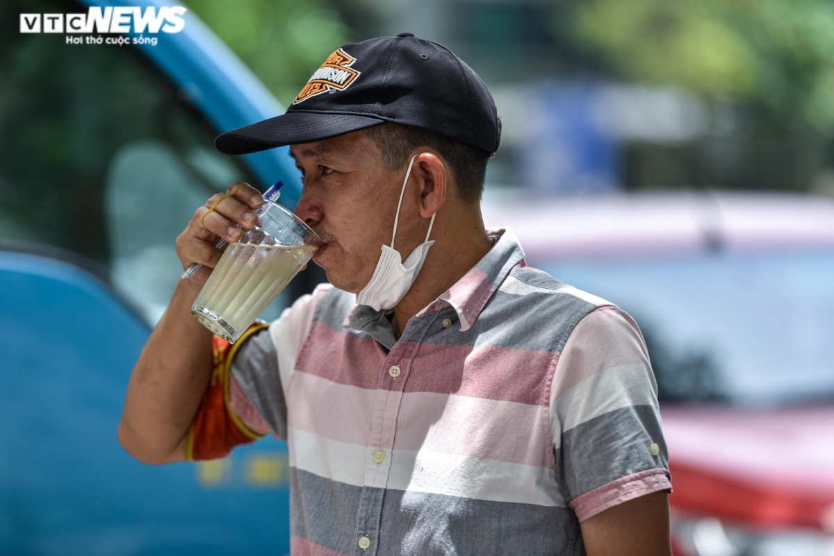 nguoi lao dong nhoc nhan muu sinh giua chao lua hon 40 do c o ha noi hinh anh 6