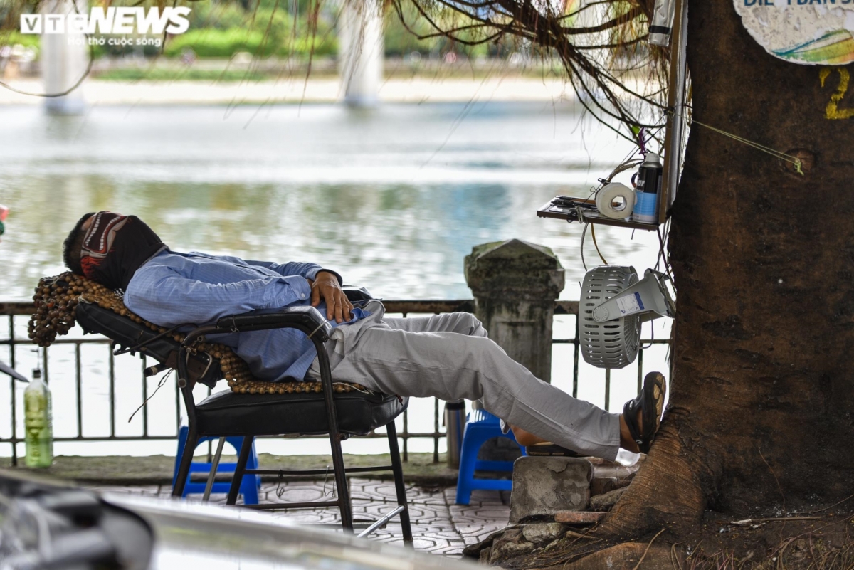 nguoi lao dong nhoc nhan muu sinh giua chao lua hon 40 do c o ha noi hinh anh 12