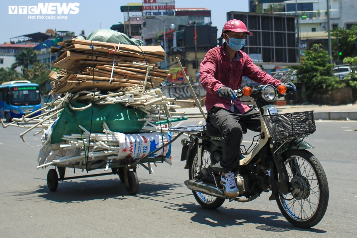 nguoi lao dong nhoc nhan muu sinh giua chao lua hon 40 do c o ha noi hinh anh 2