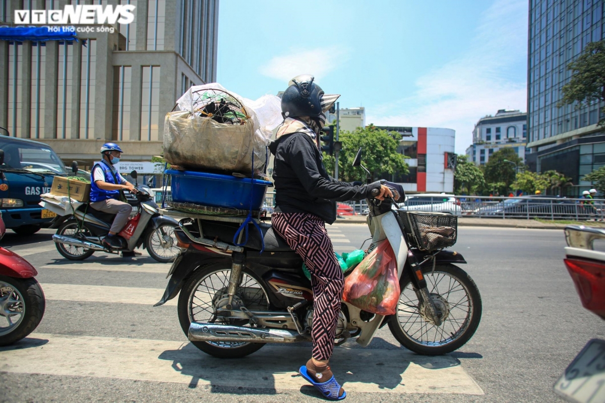 nguoi lao dong nhoc nhan muu sinh giua chao lua hon 40 do c o ha noi hinh anh 3