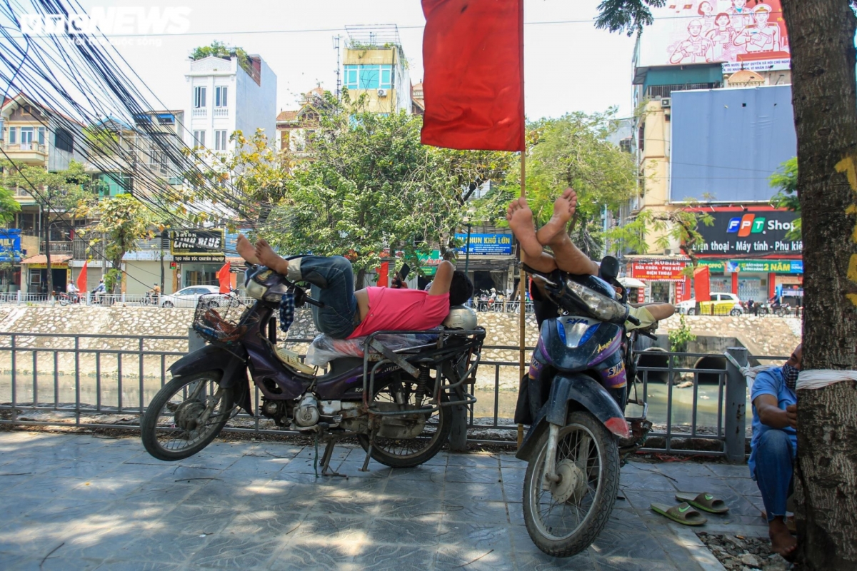 nguoi lao dong nhoc nhan muu sinh giua chao lua hon 40 do c o ha noi hinh anh 10